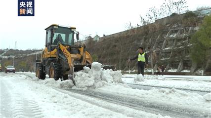 降水、冰雹等强对流天气来袭 湖南各地加紧扫冰除雪