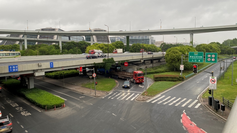 可以看见凌空soho的空中廊道。佟鑫/拍摄