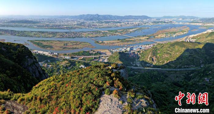 从五虎山国家森林公园可以俯瞰福州郊区。 王东明 摄