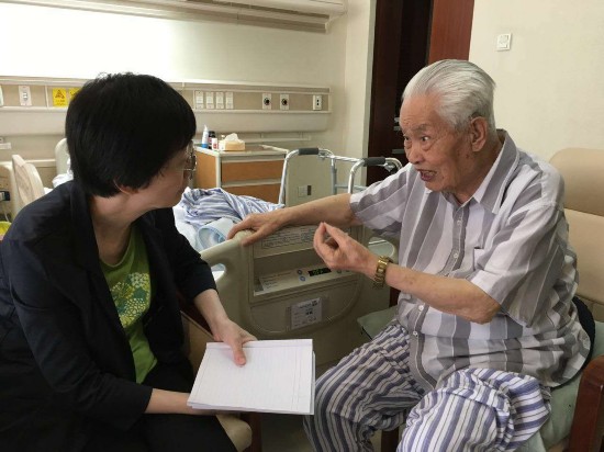 记者日前在京采访何老,百岁老人兴致勃勃畅叙延安往事。(谢中摄)