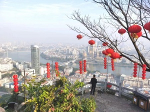 大年初一春节习俗，柳州人爬马鞍山登高人从众