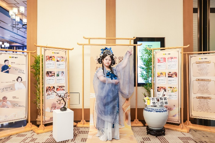 ▲西安汉服商家身穿汉服参加活动 摄影:薛超稳