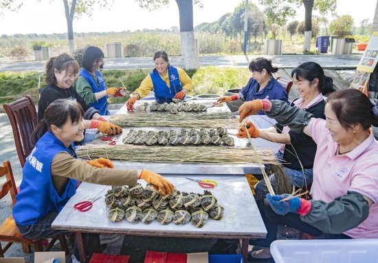 益阳市大通湖区，村民在捆蟹