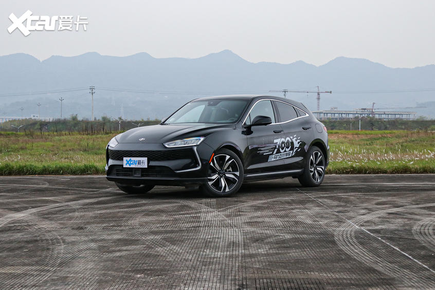 试驾赛力斯SF5|大灯造型很亮眼