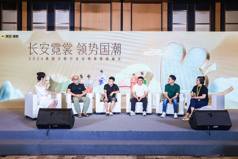 ▲活动现场,商家与平台代表共同探讨西安汉服行业的发展。摄影:薛超稳
