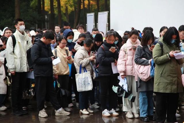 年轻人争考社工，没编制也想上岸 上岸的却发现岸上有岸，一份工作永远无法成为生活的终点