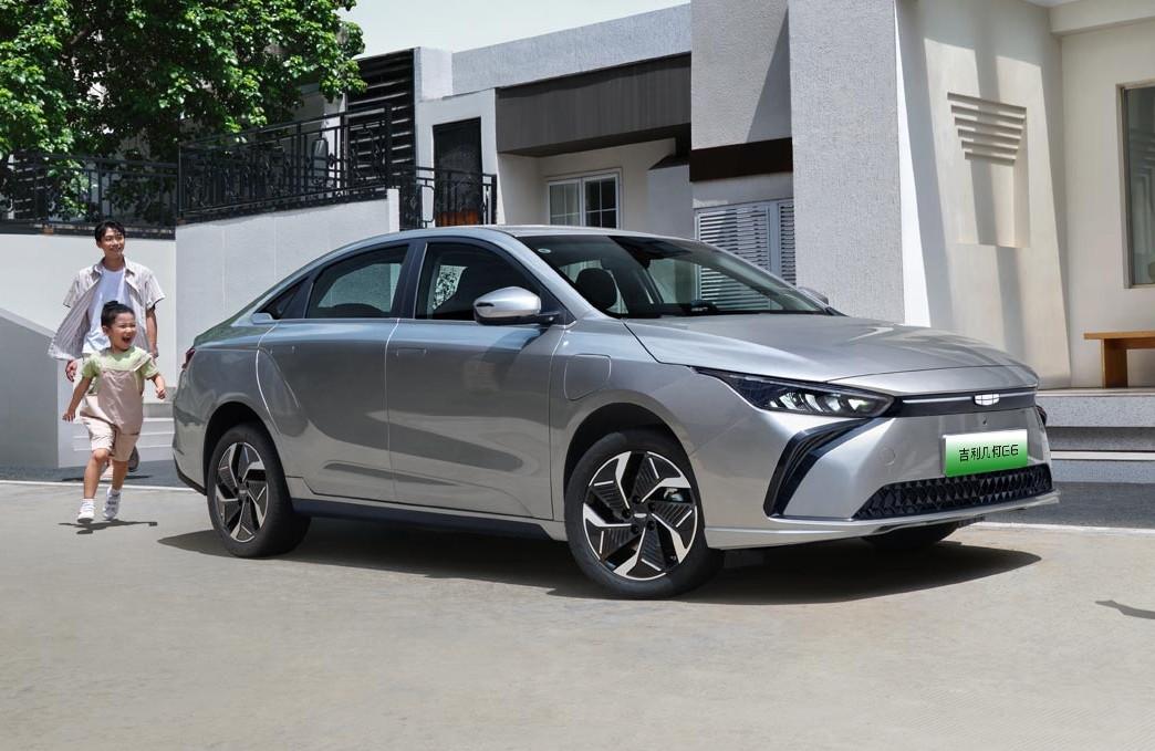 十万出头的纯电轿车,吉利几何G6和微蓝6怎么选?