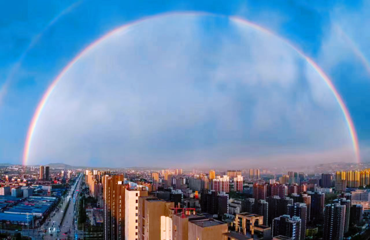 随着空气质量的提升,武安市城区雨后频现彩虹。李树锋摄