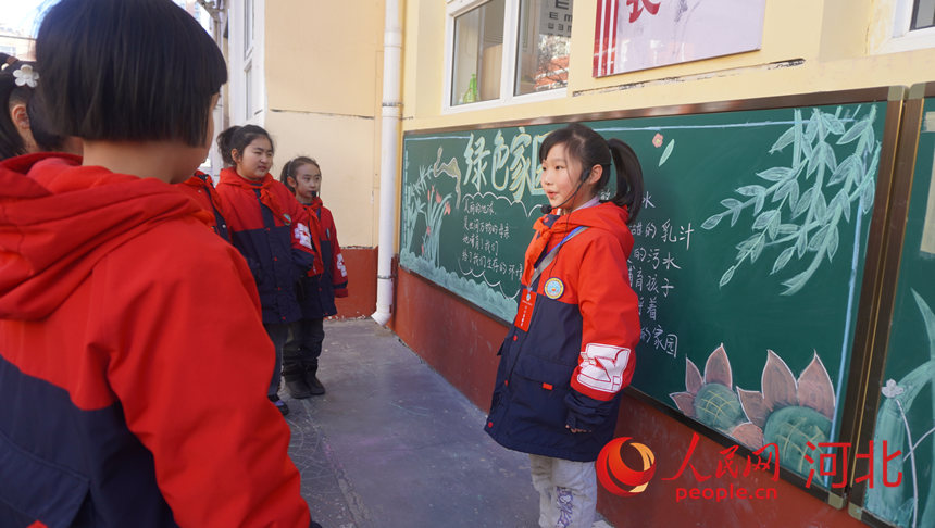 定州市中心实验小学的小小解说员在学习解说。人民网记者 祝龙超摄