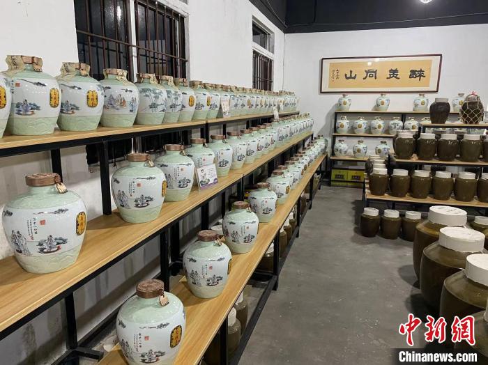 同山烧储存在酒窖中。 方堃 摄