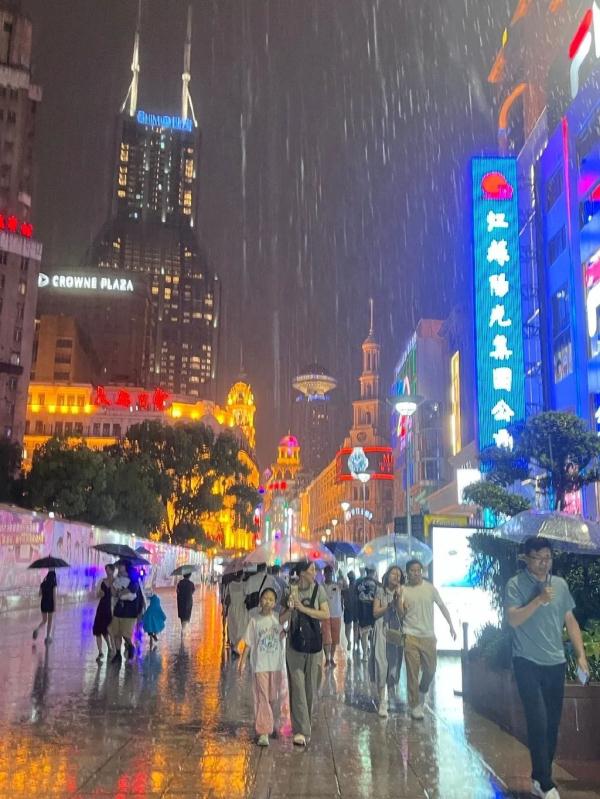暴雨来袭!上海“两黄一蓝”预警高挂,青浦发布暴雨橙色预警……明日高温依旧→