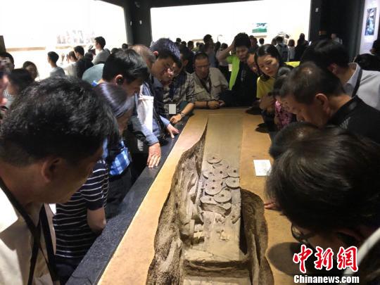 图为参观陕西历史博物馆。　梅镱泷 摄