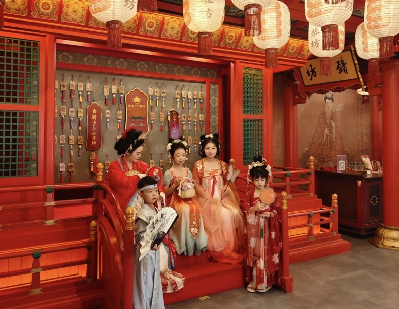 ▲ 大唐不夜城内,家长带着孩子一起穿汉服游玩。(图源:大众点评App)
