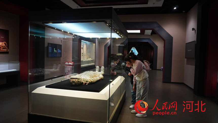 游客在参观游览定州博物馆。人民网记者祝龙超摄