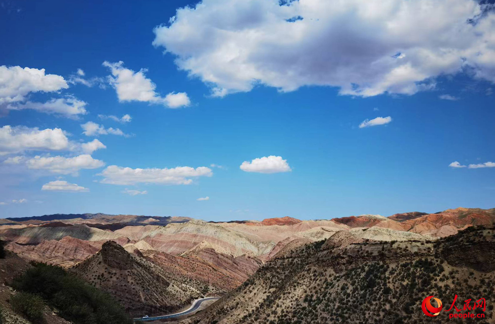 穿越新疆天山走廊S101线。人民网记者 韩婷摄