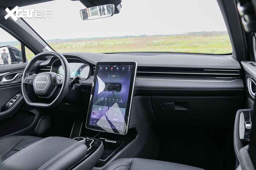 试驾赛力斯SF5|大灯造型很亮眼