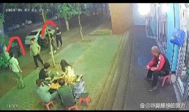 宝鸡一男子串串店门口被刺身亡 监控曝光，嫌疑人已落网