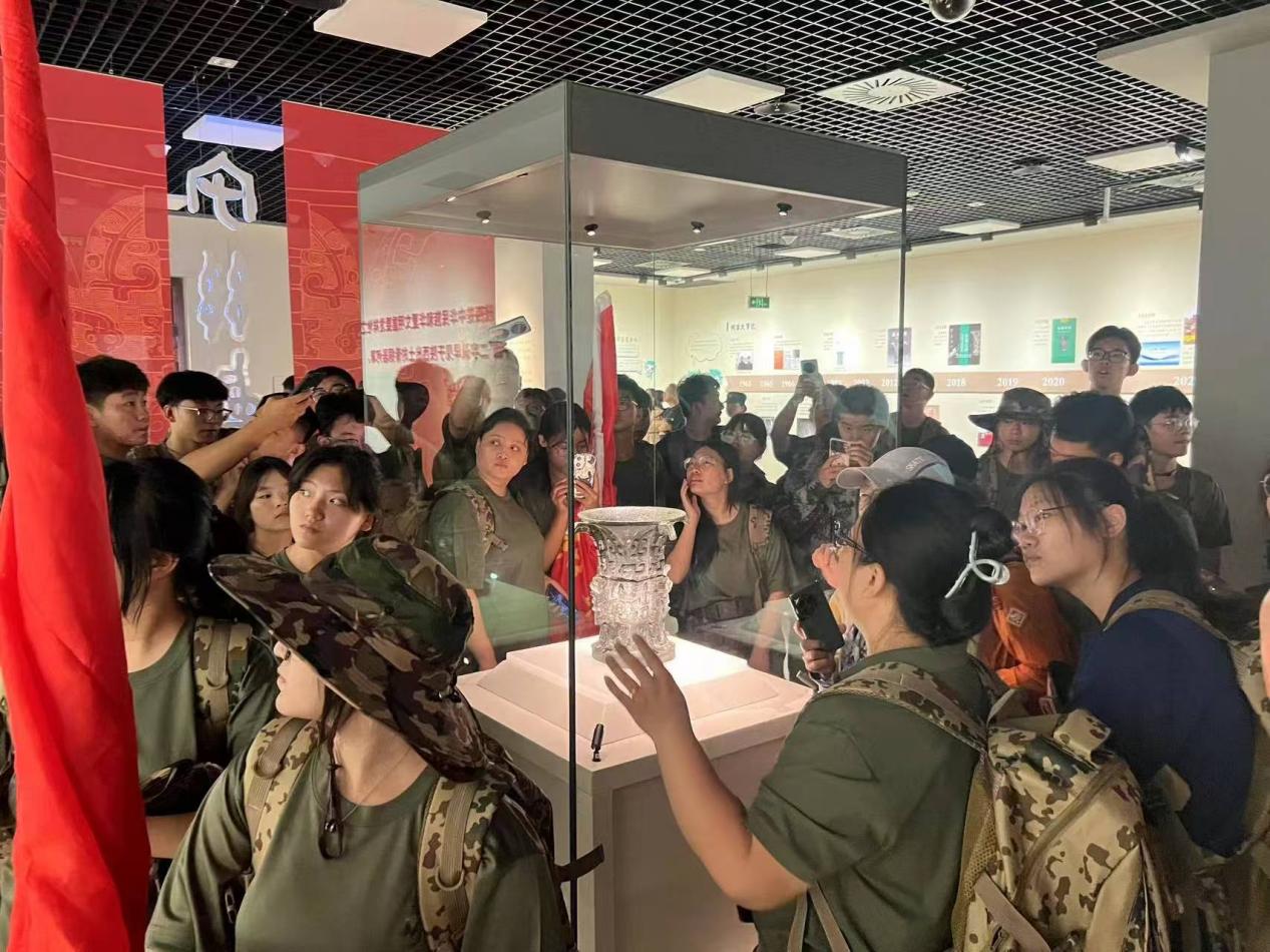 明星文物“何尊”吸引了大量游客观赏(资料图)。宝鸡青铜器博物院供图