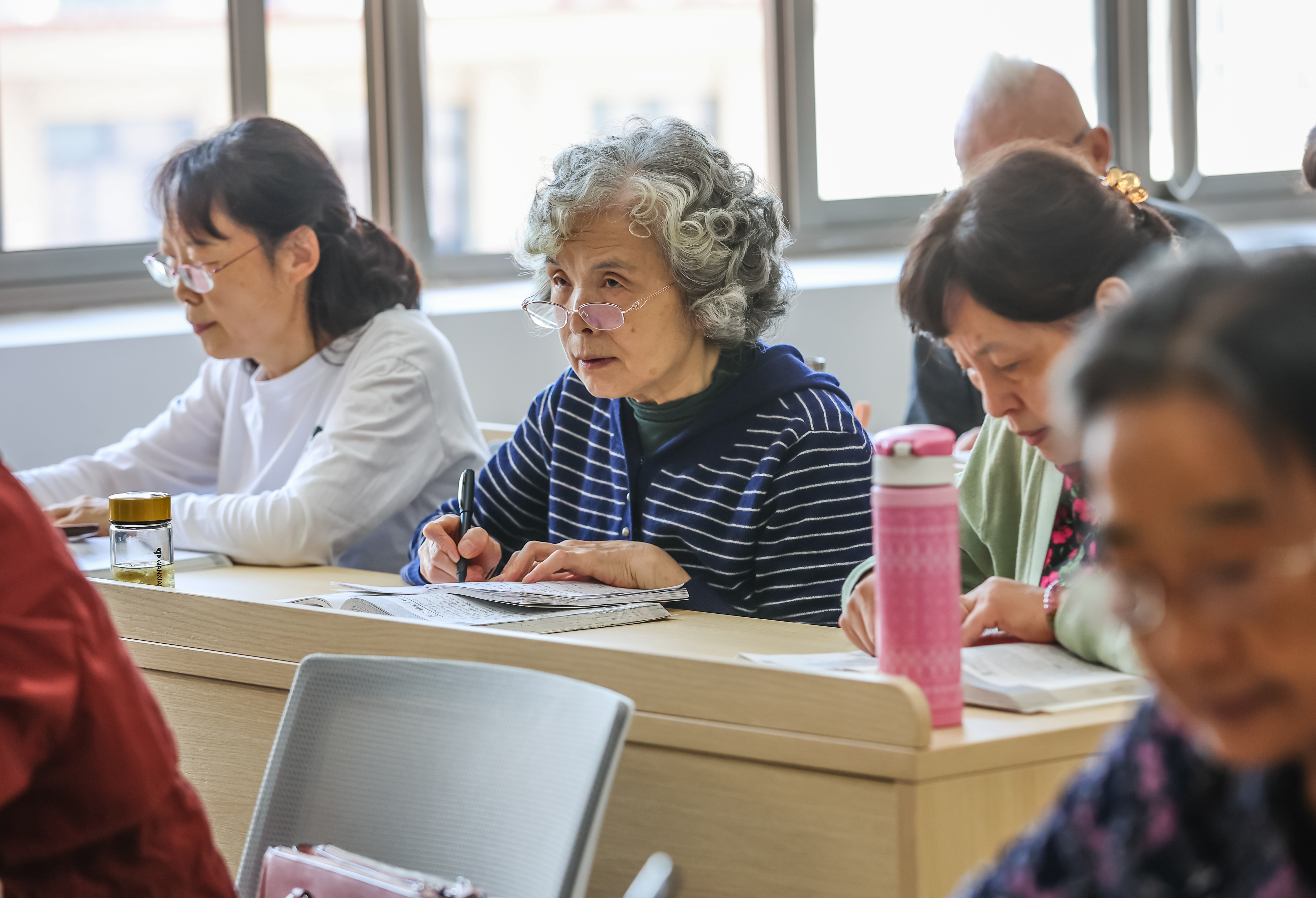 在金陵老年大学里，学员认真学习实用英语。 南京日报/紫金山新闻记者 董家训 摄