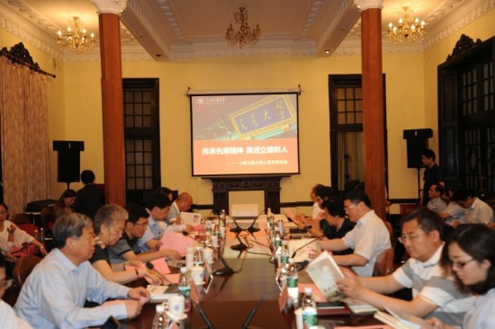 与会党员正在认真听课、思考。(陈斌摄)