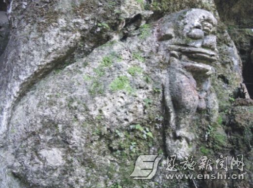 依山石雕刻的观音峡石狮