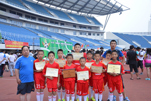 三迪小学荣获2013年“王者陶瓷杯”全国青少年校园足球冠军杯赛总决赛公平竞赛奖和小学组二等奖.jpg