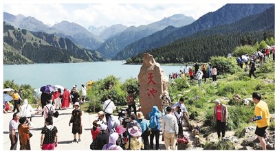 游客在新疆维吾尔自治区天山天池景区游玩。刘德斌摄（人民图片）